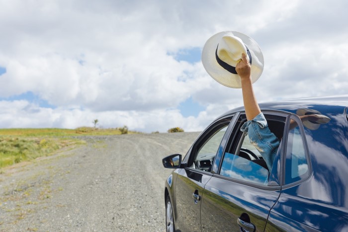 Cenovo dostupný pristresok pre auto z dreva